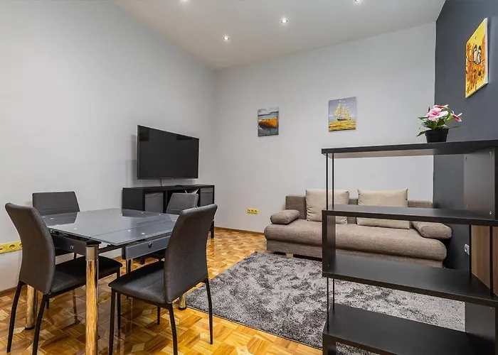 Bold Base Apartment