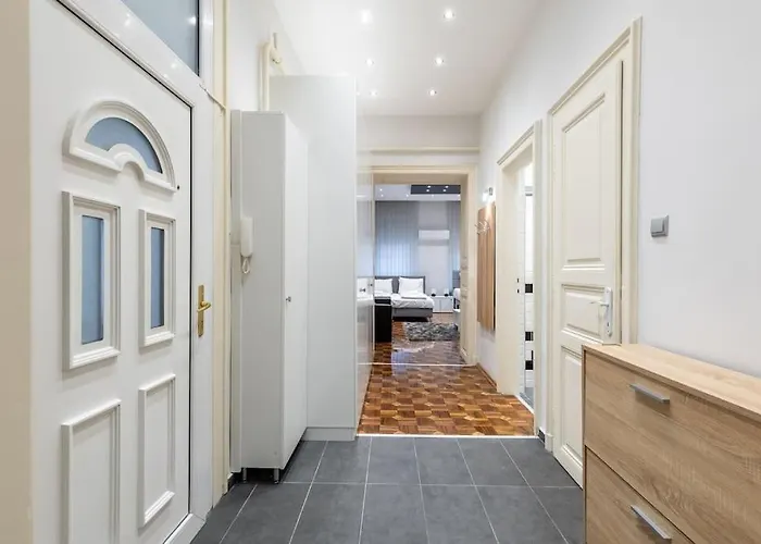 Bold Base Apartment